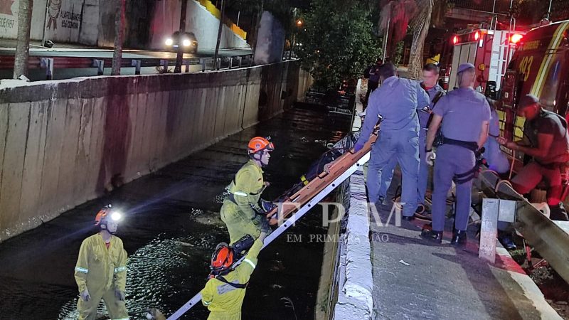 Bombeiros resgatam homem dentro de córrego em Franca