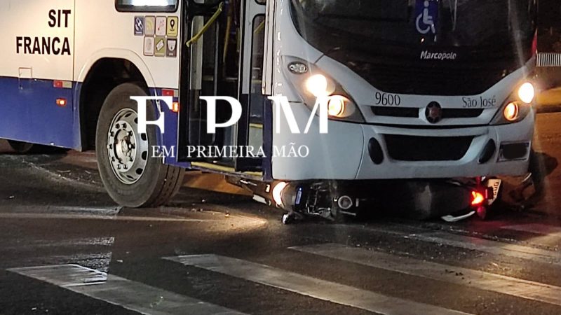 Motorista de ônibus faz conversão proibida e atropela moto em viaduto de Franca