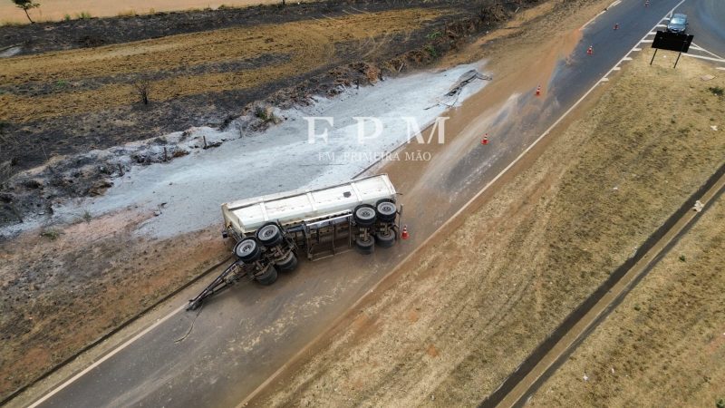 Carreta carregada com calcário tomba após ser fechada por veículo em rodovia de Franca