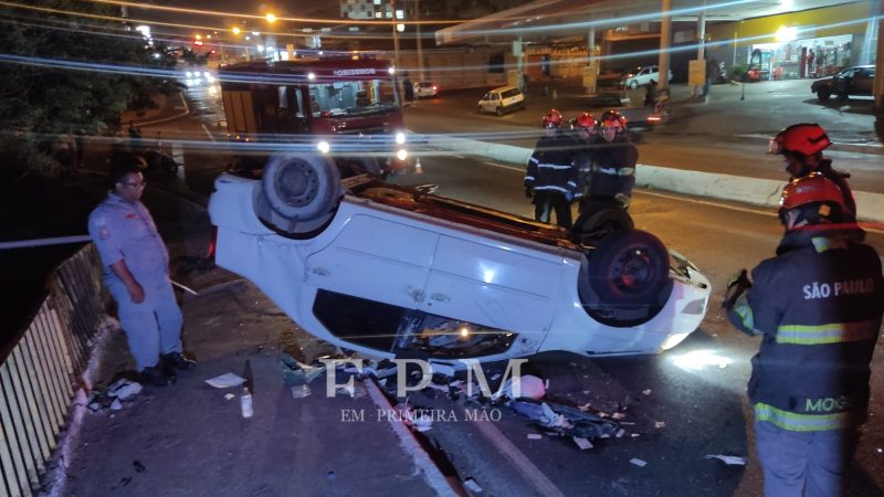 Motorista capota carro ao desviar de ciclista em avenida de Franca