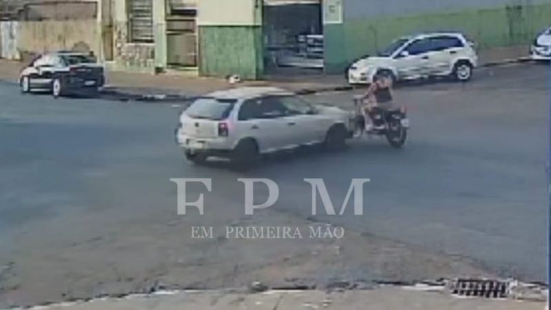 Motociclista fica ferida após avançar sinal de pare em cruzamento de Franca