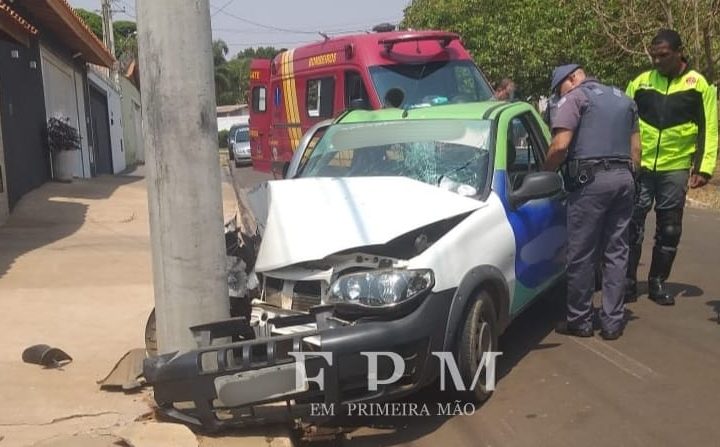 Motorista perde controle de veículo e atinge poste em Franca