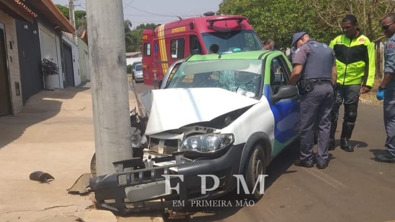 Motorista perde controle de veículo e atinge poste em Franca