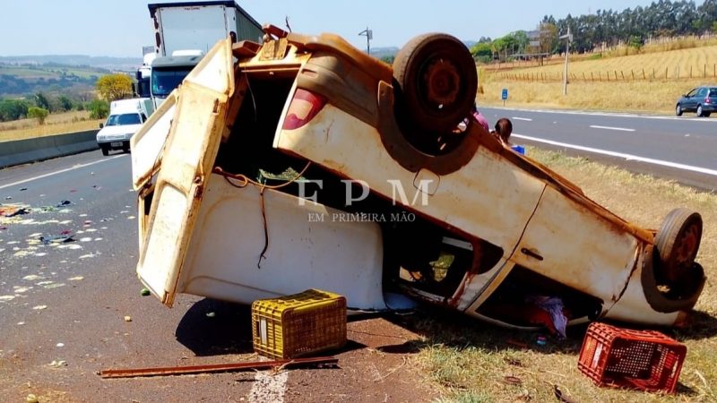 Susto na rodovia: motorista perde controle de veículo e capota na Cândido Portinari