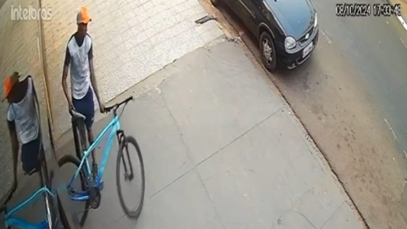 Criminoso é flagrado por câmera de segurança furtando bicicleta em Franca