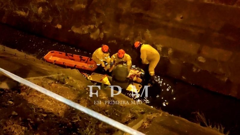 Motociclista é arremessado e cai em córrego após acidente em Franca