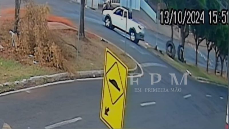 Motorista avança sinal de pare, causa acidente e deixa duas pessoas feridas em Franca