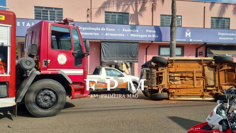 Veículo tomba após ser atingido por motorista que não respeitou sinal de parada obrigatória em Franca