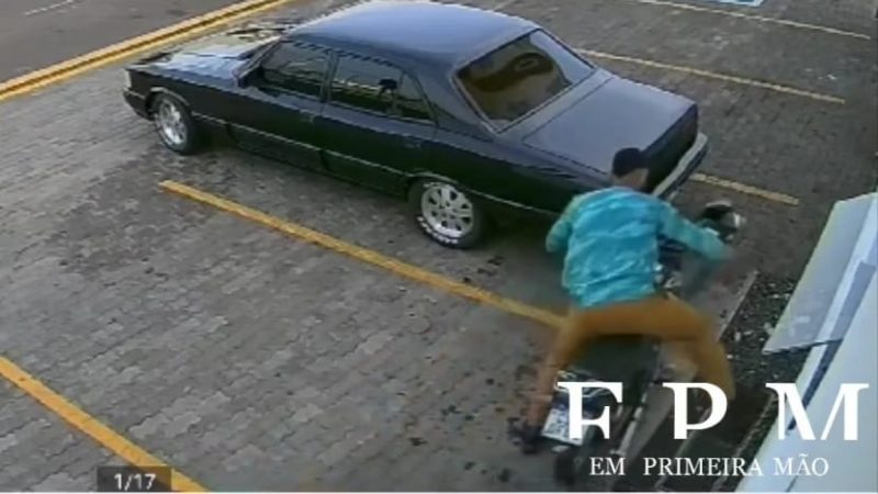 Criminoso é flagrado por câmera de segurança furtando moto de trabalhador em Franca