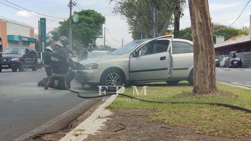 Susto: carro pega fogo em avenida na Estação em Franca