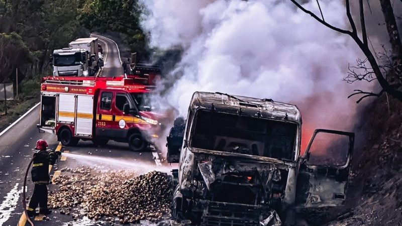 Caminhão carregado com cebolas pega fogo em rodovia da região