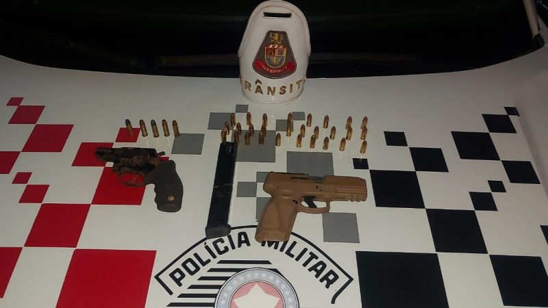 Policiais do trânsito recuperam veículo furtado, localizam armas e dois criminosos são presos