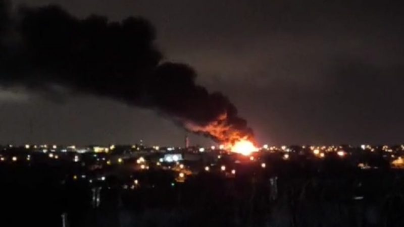 Incêndio de grandes proporções em empresa de produtos químicos mobiliza equipes do Corpo de Bombeiros