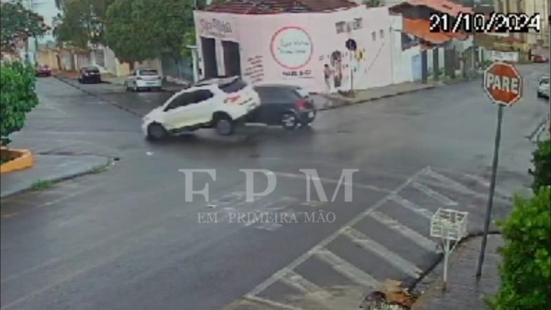 Motorista desrespeita sinal de pare e causa acidente em Franca