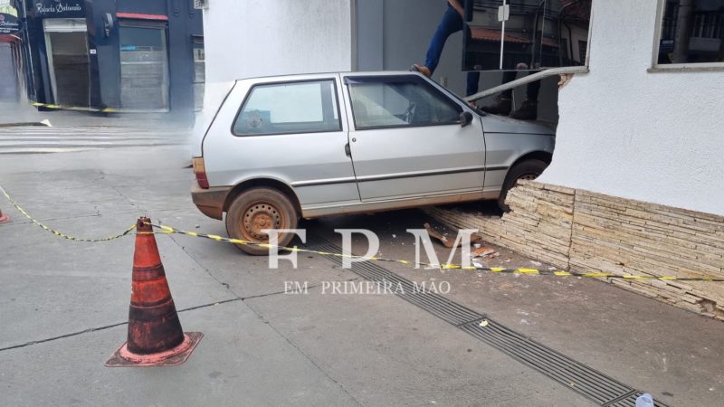 Carro invade área de ortopedia da Santa Casa de Franca após colisão