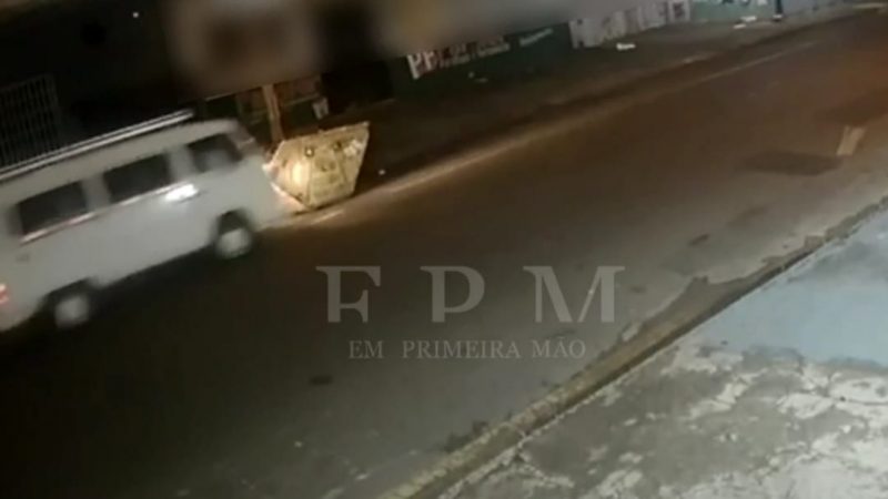 Câmera de segurança registra motorista colidindo com caçamba em Franca