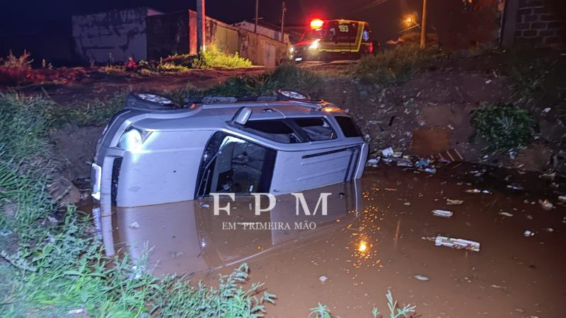 Carro com mãe e duas crianças cai em barranco no Jardim Brasilândia, em Franca