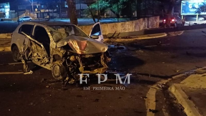 Motorista perde controle de veículo e derruba poste em avenida de Franca