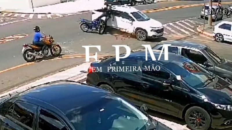 Homem fica ferido após colisão entre carro e moto em avenida de Franca