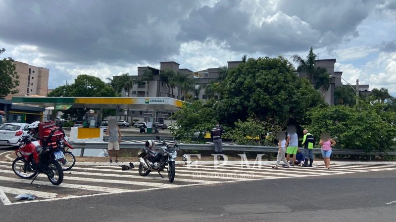 Homem fica ferido após acidente entre carro e moto em rotatória de Franca