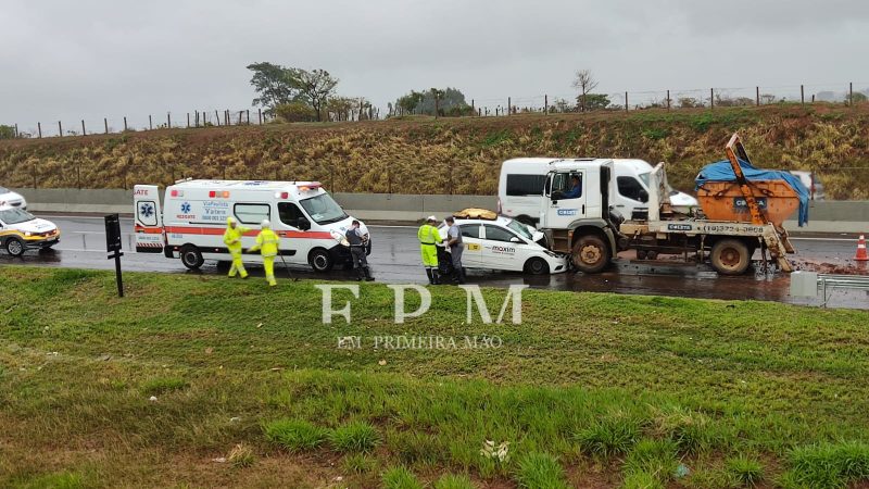 Colisão frontal entre carro e caminhão deixa uma pessoa ferida em rodovia de Franca