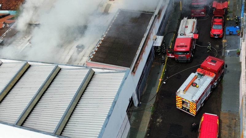 Incêndio em fábrica de calçados na Vila Nossa Senhora das Graças mobiliza equipes do Corpo de Bombeiros