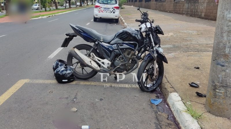 Motociclista fica gravemente ferido após colidir com poste em avenida de Franca