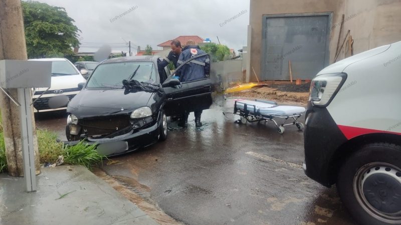 Mulher passa mal ao volante e colide veículo em poste no Residencial Meireles, em Franca