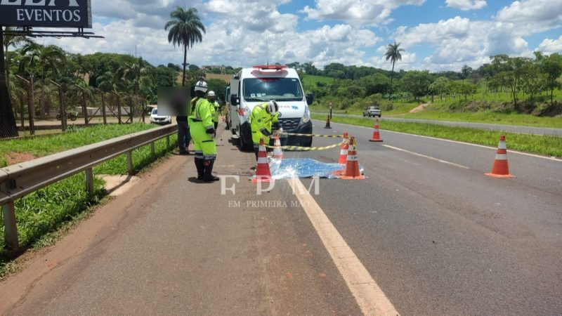 Motociclista morre após ser atingido por carreta em rodovia