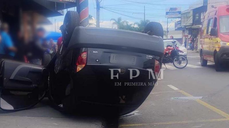 Colisão seguida de capotamento é registrada na Avenida Brasil, em Franca