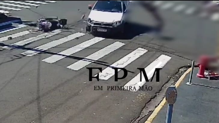 Câmera de segurança registra grave acidente entre carro e moto em cruzamento de Franca