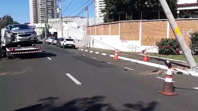 Motorista perde controle de veículo e colide com poste em avenida de Franca