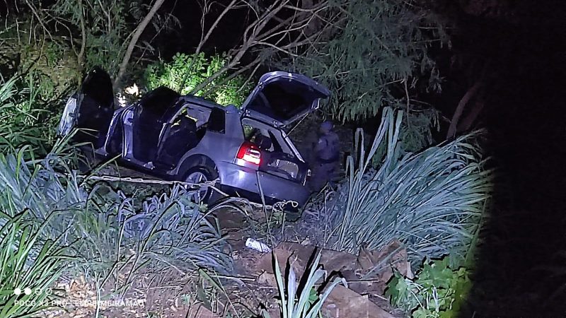 Indivíduos fogem da polícia e caem com carro em barranco na Vila São Sebastião, em Franca