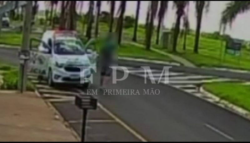 Homem pula de carro em movimento para pedir ajuda à polícia