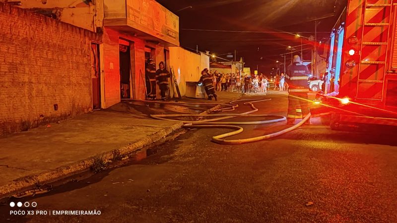 Incêndio destrói padaria e mobiliza equipes do Corpo de Bombeiros em Franca