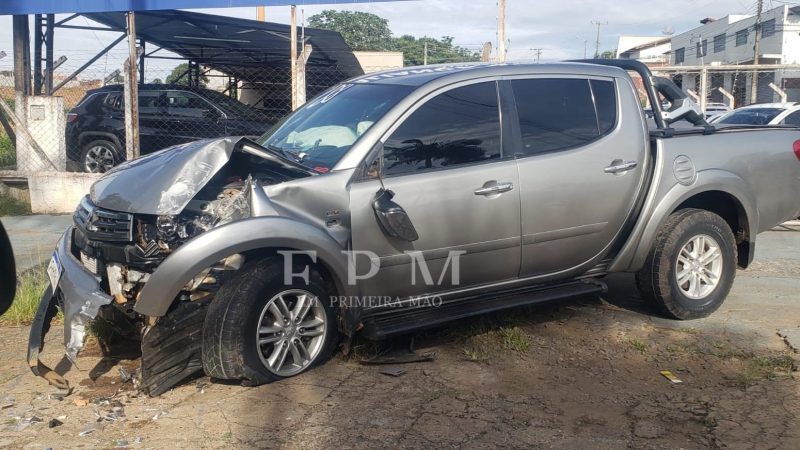 Bairros ficam sem energia após motorista colidir contra poste em avenida de Franca