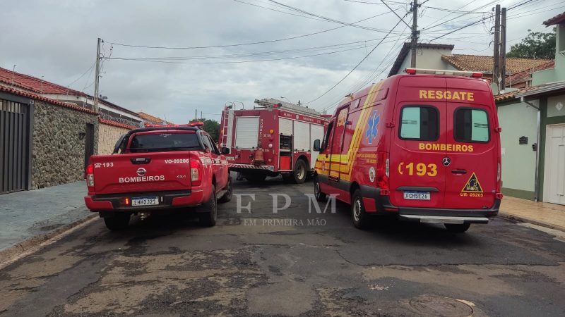 Carro pega fogo em garagem e mobiliza equipes do Corpo de Bombeiros em Franca