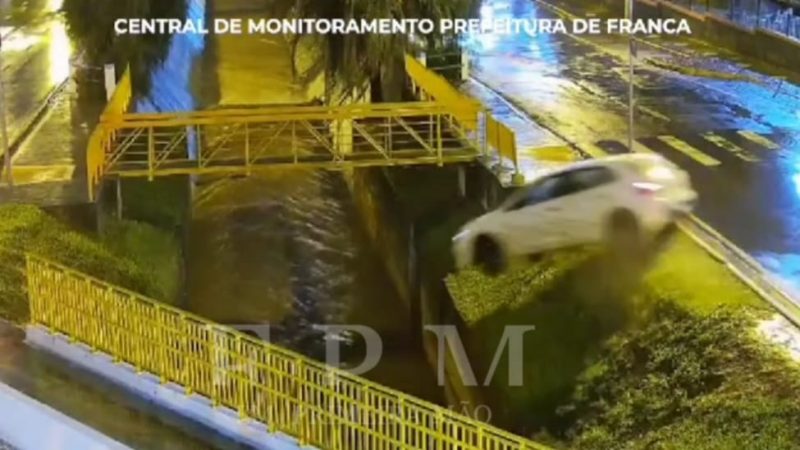 Câmera de monitoramento da Prefeitura de Franca registra momento em que carro cai em córrego