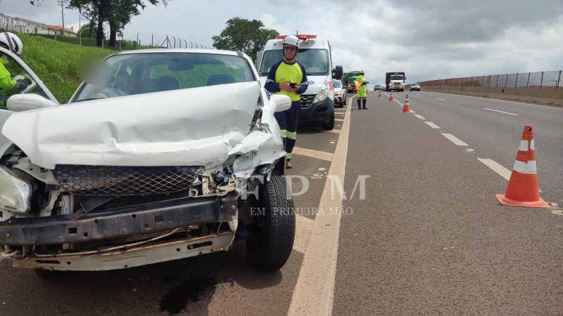 Motorista atinge guard-rail após ser fechada por veículo na Cândido Portinari