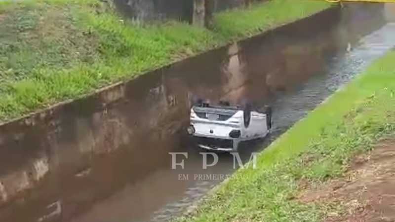 Carro é encontrado capotado dentro de córrego na Avenida Doutor Ismael Alonso y Alonso em Franca