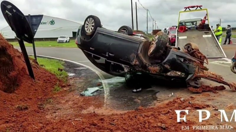 Duas pessoas foram socorridas após um capotamento na Cândido Portinari, em Franca