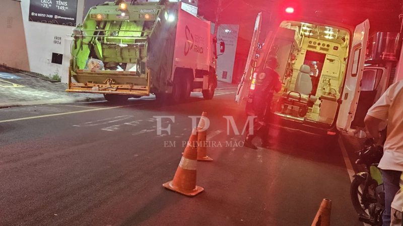 Coletor de lixo é atropelado por moto no Centro de Franca