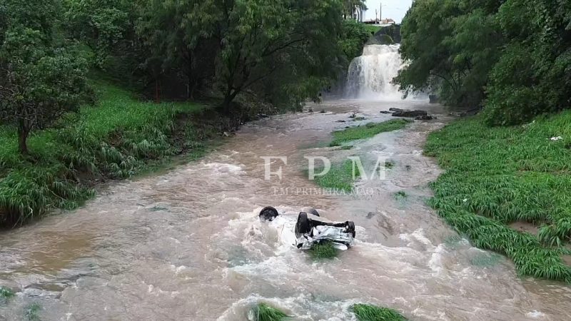 Carro que caiu no córrego Cubatão é arrastado pela correnteza