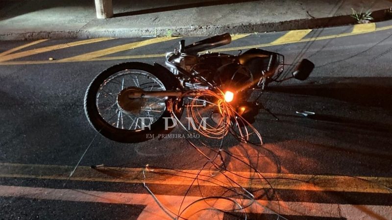 Motociclista fica ferido após se enroscar em fiação solta em Franca