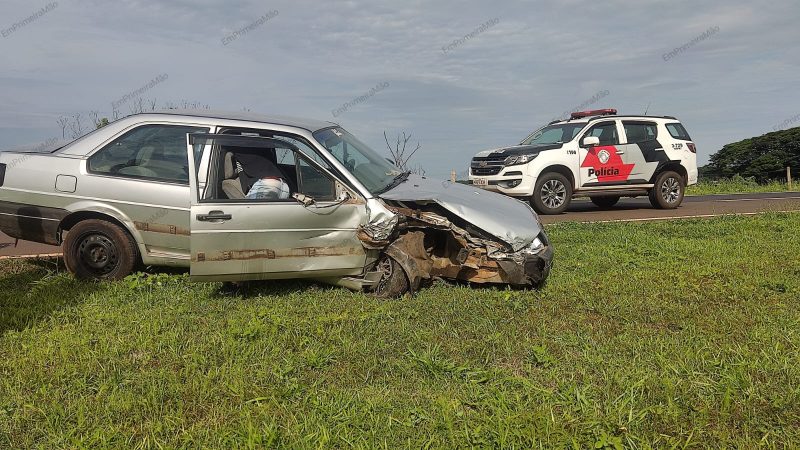 Motorista invade contramão e causa acidente na Cândido Portinari