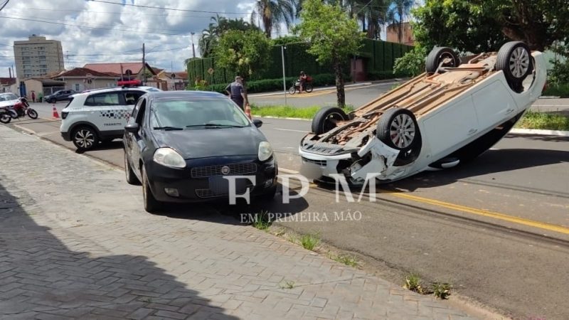 Carro capota após colisão na avenida São Vicente, em Franca