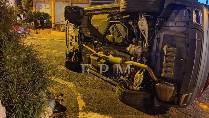 Carro tomba após motorista colidir em mureta de proteção em avenida de Franca