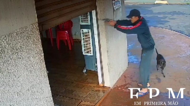 Criminoso que foi flagrado por câmera de segurança tentando assaltar bar é preso pela Polícia Militar