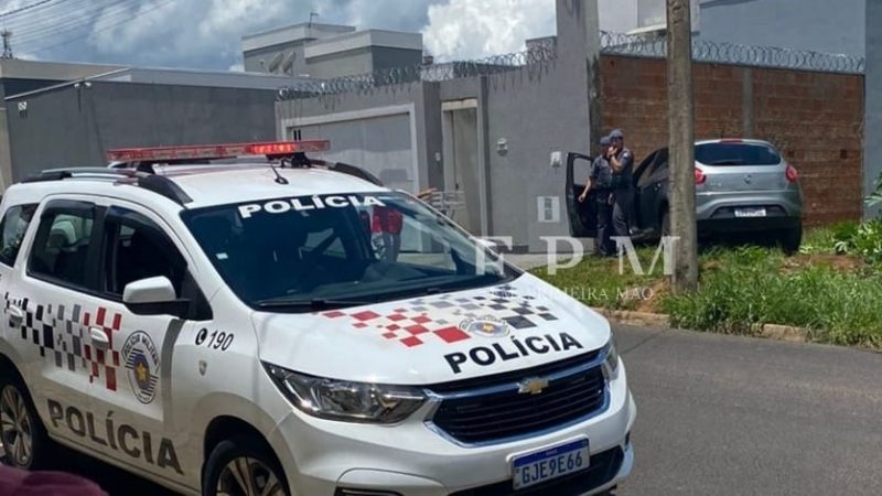 Indivíduos tentam fugir da polícia e batem carro em muro no Residencial Meirelles, em Franca