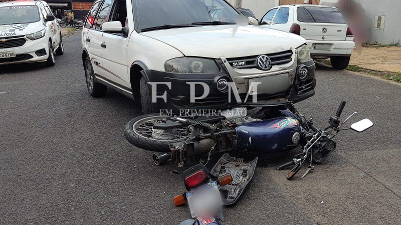 Moto fica presa debaixo de carro após colisão na Vila São Sebastião, em Franca